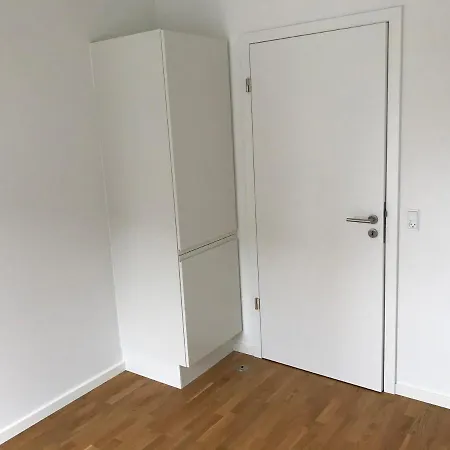 Single In Shared With Single Bed * København